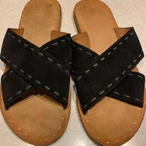 FRYE AND CO. Black and Tan Cross Strap Sandals